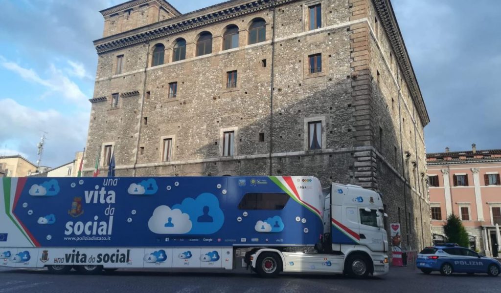 La campagna educativa "Una vita da social"