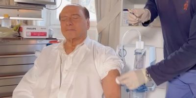 Video: Silvio Berlusconi e gli effetti ‘indesiderati’ della terza dose