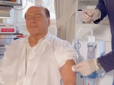 Video: Silvio Berlusconi e gli effetti ‘indesiderati’ della terza dose