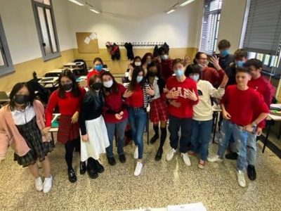 Milano, prof si rifiuta di fare lezione a studenti con la gonna: scatta la rivolta