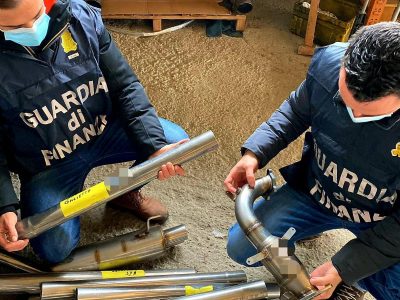 Le Fiamme Gialle scoprono un maxi giro di ricambi d’auto falsi
