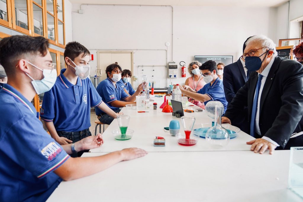 Il ministro Patrizio Bianchi in visita ad una scuola