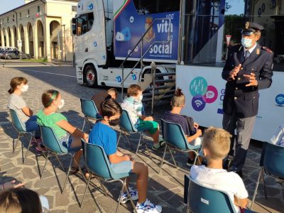 “Una vita da social”, al via campagna educativa contro i pericoli del web