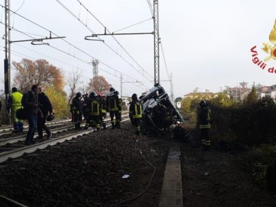 Pulmino per persone con disabilità travolto da un treno: morto un 17enne