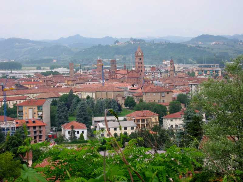Alba, città piemontese celebre per il tartufo bianco "Tuber magnatum pico"