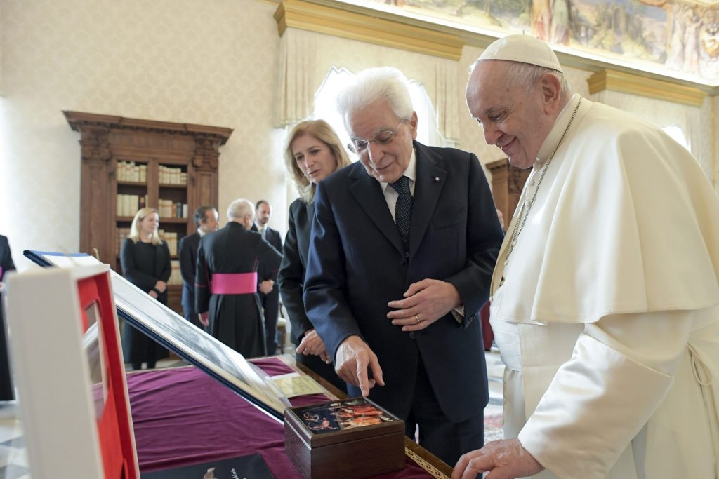Lo scambio di regali tra papa Francesco e il Presidente della Repubblica Sergio Mattarella (Quirinale)