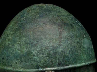 Rinvenuta un’iscrizione in un elmo etrusco scoperto 90 anni fa