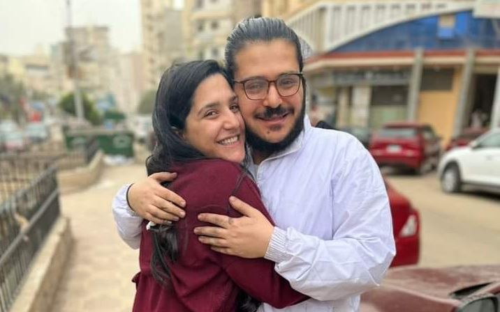 Patrick Zaki abbraccia la sorella dopo la scarcerazione