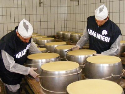 Sequestrate oltre 15 tonnellate di alimenti con etichette false