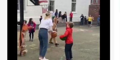 La maestra segna un canestro da metà campo: cio...