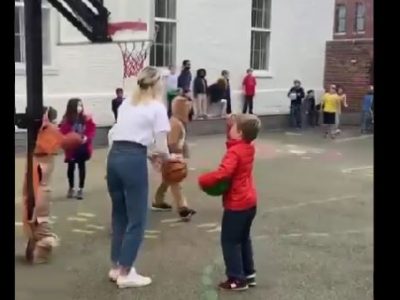 La maestra segna un canestro da metà campo: cioccolata calda per tutti