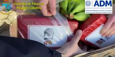 Video: maxi sequestro di cocaina nascosta tra b...