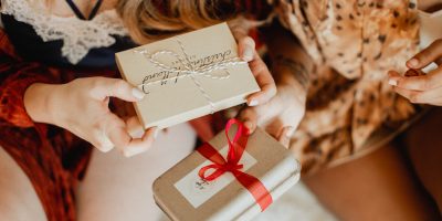 Regifting, l’arte di riciclare i regali in mani...