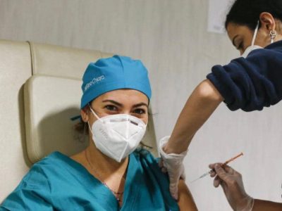 Vaccini, l’Italia terza in Europa per dosi somministrate