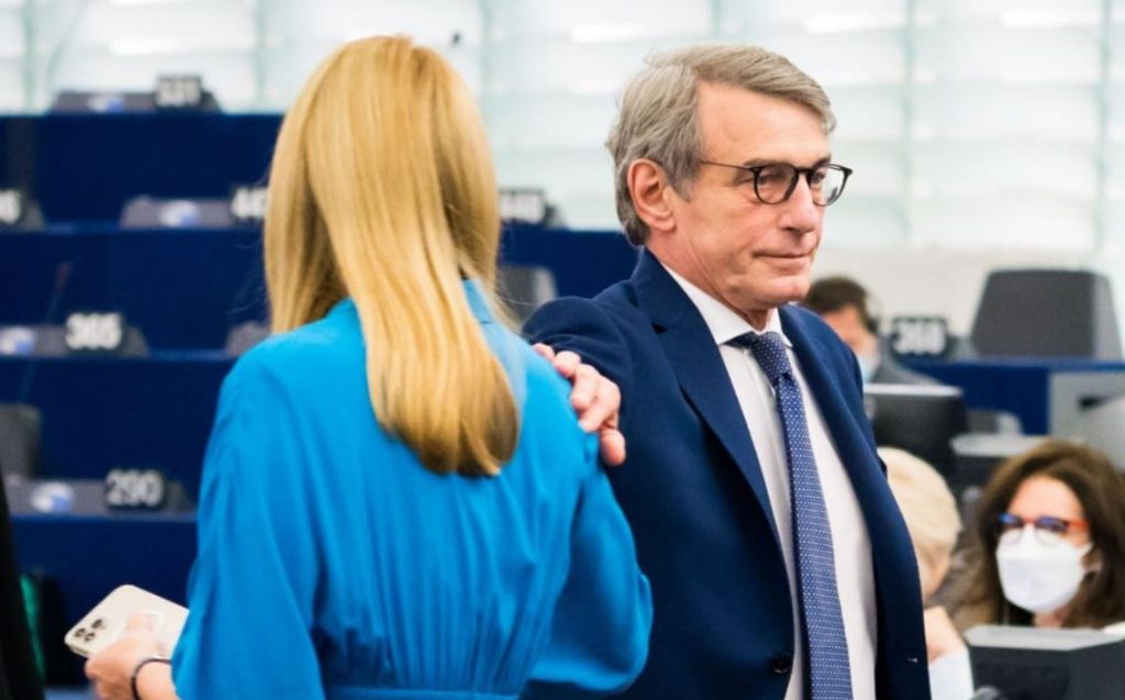 Roberta Metsola, di spalle, accanto a David Sassoli (Facebook)