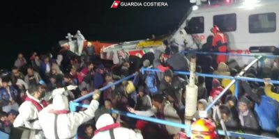 Nuova tragedia a Lampedusa: sbarcano 280 migran...