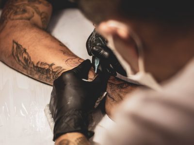 Tatuaggi, da oggi in vigore le nuove norme Ue sugli inchiostri