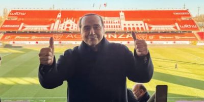 Berlusconi torna in pubblico: “Non sono arrabbiato con Meloni e Salvini”