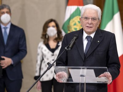 Mattarella: “L’attacco all’Ucraina colpisce le fondamenta della democrazia”