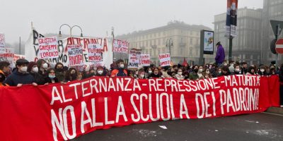 Studenti in piazza da Nord a Sud, a Torino assa...