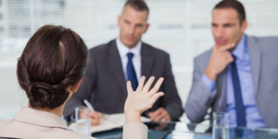 La donna ai colloqui di lavoro e le domande dis...