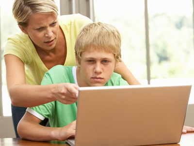 Adolescenti e social network: il mondo digitale tra rischi e benefici