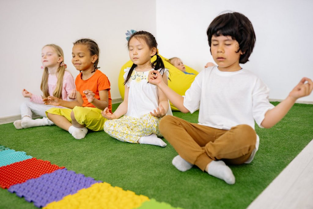 Bambini che praticano yoga (Pexels)