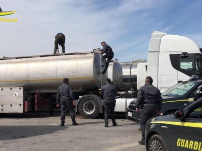 Traffico illecito di carburanti: sequestri tra Campania e Puglia