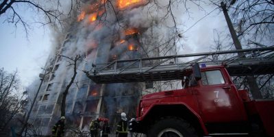 Ucraina, a Kiev bombe su edificio residenziale:...