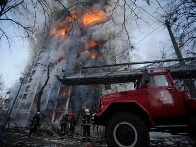 Ucraina, a Kiev bombe su edificio residenziale: almeno 2 morti