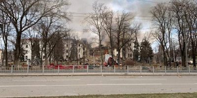 Guerra Ucraina, Kiev accusa: bombe su teatro e ...