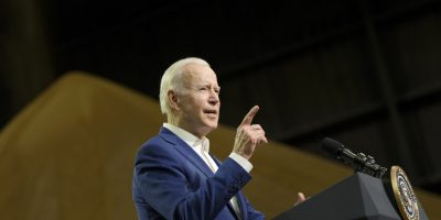 Biden torna a parlare di genocidio, Macron lo f...