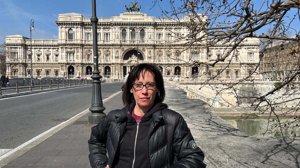 Ilaria Cucchi, sorella di Stefano, davanti al palazzo della Cassazione, Roma (Facebook)