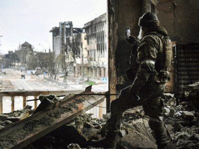 Ucraina, continua l’assedio su Mariupol: attacchi aerei sull’acciaieria Azovstal