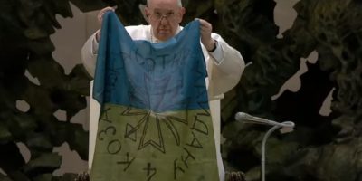 Il Papa mostra bandiera Ucraina: “Assisti...