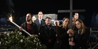 Via Crucis al Colosseo, ucraina e russa portano...