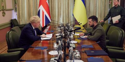 Boris Johnson a sorpresa a Kiev vede Zelensky. ...