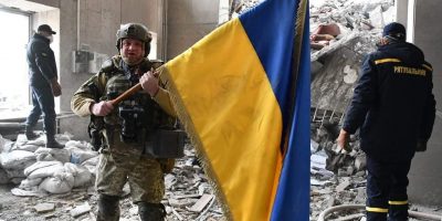 Russi via da Kiev, a Bucha esecuzioni in strada...