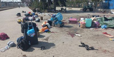 Razzi contro una stazione a Kramatorsk: i morti...