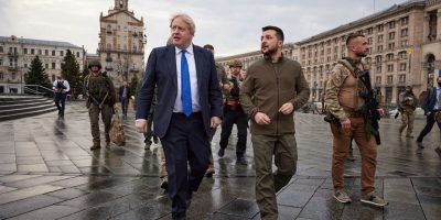 Johnson-Zelensky, passeggiata nel centro di Kiev
