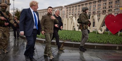 La passeggiata di Boris Johnson e Volodymyr Zelensky nel centro di Kiev