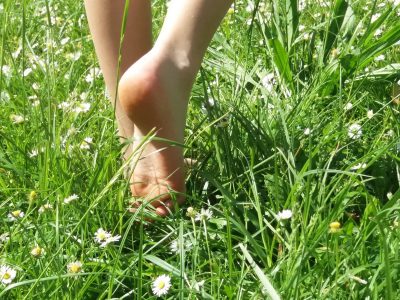 Gimnopodismo o Barefooting, i benefici del camminare a piedi nudi