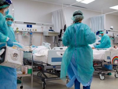 Covid, Gimbe: nell’ultima settimana calano sia i nuovi contagi che i decessi