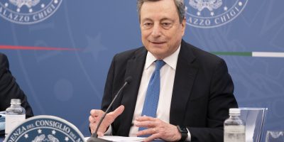 Sempre più liti nella maggioranza, Draghi convo...
