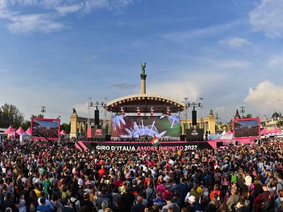 Giro d’Italia, inizia oggi dall’Ungheria la caccia alla maglia rosa