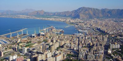 Truffe e falso in atti pubblici: cantante ed ex...