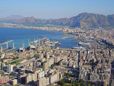 Truffe e falso in atti pubblici: cantante ed ex consigliere comunale ai domiciliari