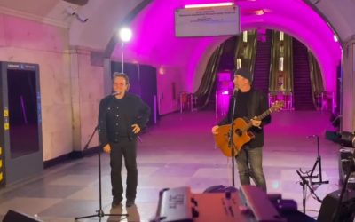 Bono e The Edge degli U2 suonano nella metro di Kiev