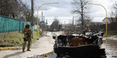 Zelensky apre a pace senza Crimea. In fiamme fr...