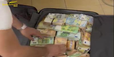 Due coniugi nascondevano in un caveau segreto u...